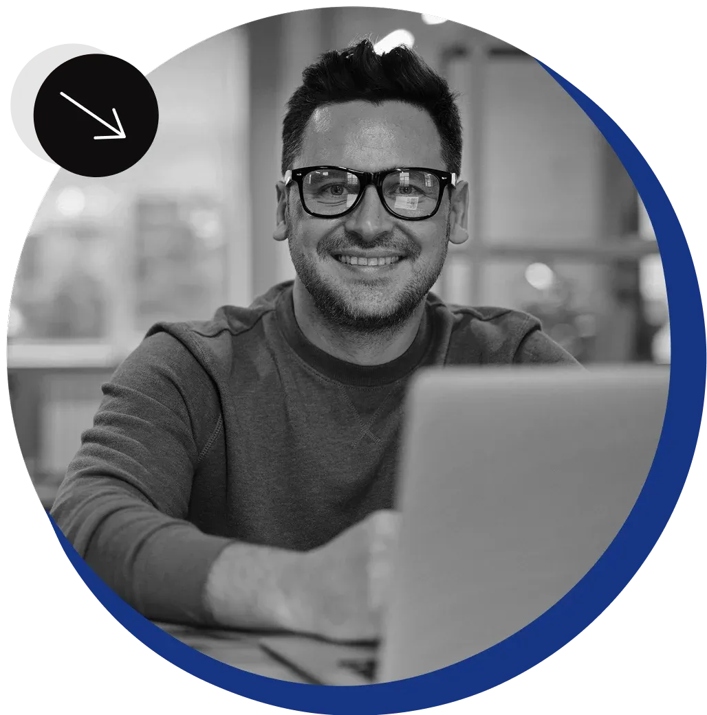 Hombre usando software empresarial ALSA